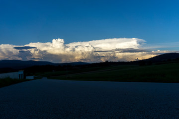 Monumentale Einzigartige Wolkengebilde kurz vor einem Regenschauer