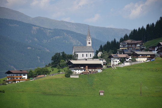 Sankt Oswald, Dorf, Bergdorf, Pustertal, Ottirol, Sillian, Kartitsch, Hang, Berg, Kirche, Weide, Wiese, Tal, Filialkirche, Gotisch