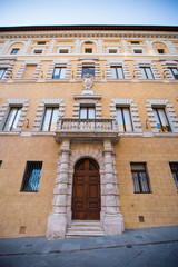 Fototapeta premium Palazzo Salimbeni with a statue of Sallustion Bandinii, Siena, Tuscany, Italy, Europe