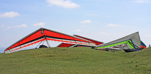 Hang gliders prepared to fly