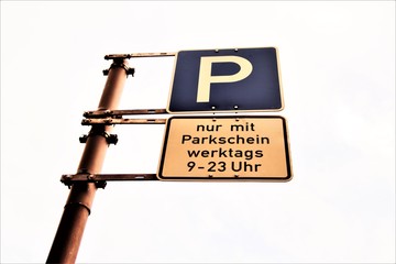 Parken. Parkplatz. Schild. Parkschein.