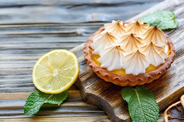 Gardinen Tartlet with lemon cream and meringue. © sriba3