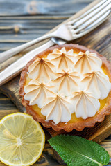Lemon tartlet with Italian meringue.