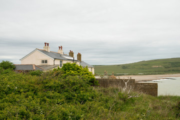 Fototapeta na wymiar Cottages sulla foce del fiume Cuckmere, Seven Sisters Country Park - Sussex, Inghilterra