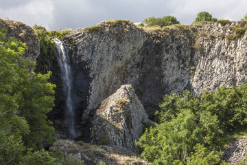 Fototapeta premium Grotte et Cascade de Déroc en Aubrac