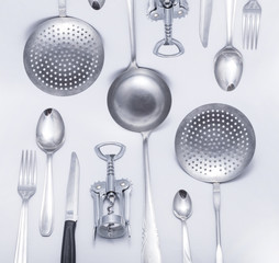 Posate, mestoli e vari utensili da cucina su sfondo bianco