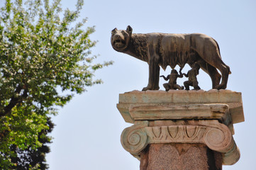 Fototapeta na wymiar romulus and remus statue