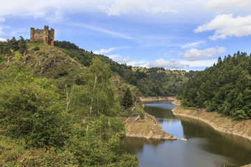 Fototapeta na wymiar château d'Alleuze dans le Cantal