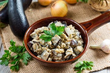 Eggplants with vegetables and sour cream