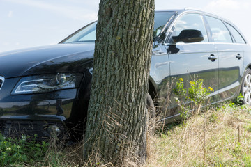 Auto gegen Baum, Verkehrsunfall