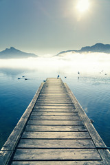 Fototapeta premium Widok na molo z mewami nad górskim jeziorem Mondsee w Autrii