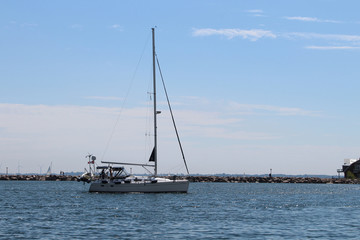 Fototapeta premium Sailor by the wave breaks