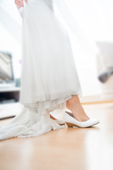 bride tries shoes