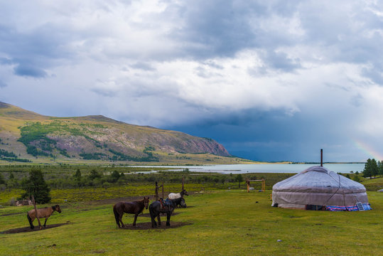 Pferde Ger Jurte und See, Gewitter, Mongolei