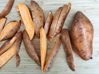 Süßkartoffeln auf Holzbrett