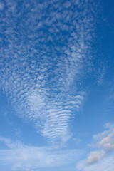 美しい模様を描く雲と青空（果てしなく続く想い、クラウドコンピューティングの可能性、成功するＩＴ企業などのイメージ）