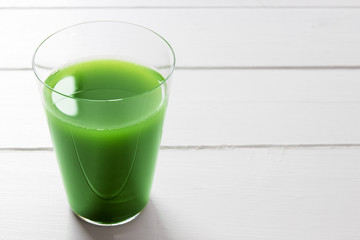 野菜ジュースと野菜で健康イメージ