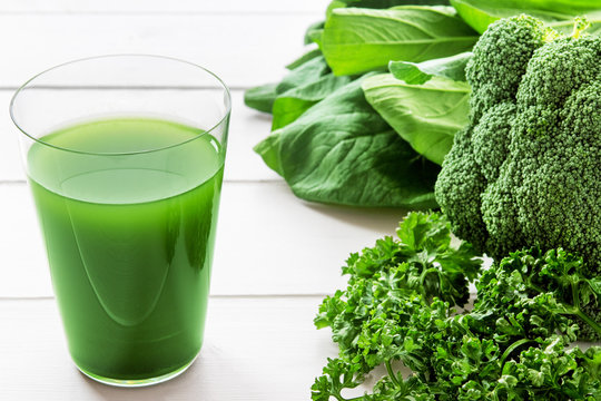 野菜ジュースと野菜で健康イメージ