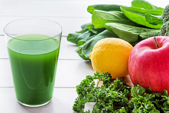 野菜ジュースと野菜で健康イメージ