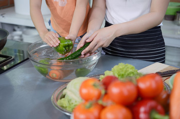 Obraz na płótnie Canvas Hands washing fresh vegetables paprika green in glass bowl