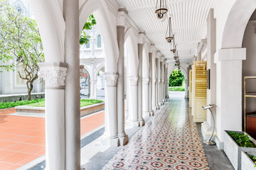 Galerie stupéfiante à la cour du vieux bâtiment colonial, Singapour