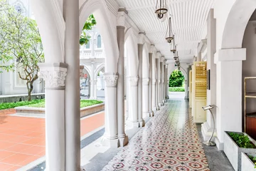 Tuinposter Amazing gallery at courtyard of old colonial building, Singapore © efired