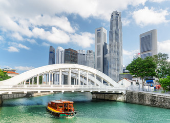 Naklejka premium Scenic wooden tourist boat sailing along the Singapore River
