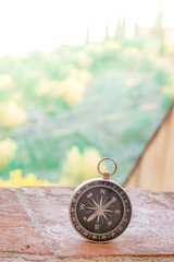Kompass, Landschaft im Hintergrund