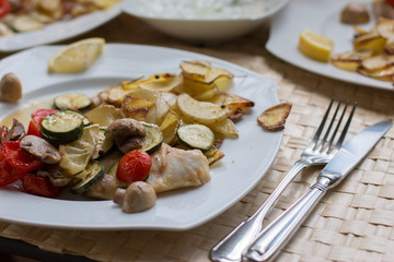 Fisch mit Kartoffeln, Gemüse und Salat, mediterran