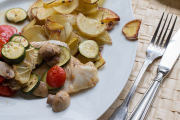 Fisch mit Kartoffeln, Gemüse und Salat, mediterran
