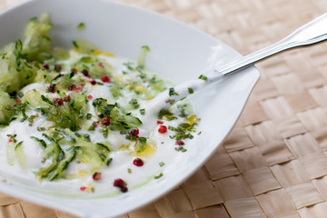 Joghurt Dip mit Gurke und rotem Pfeffer