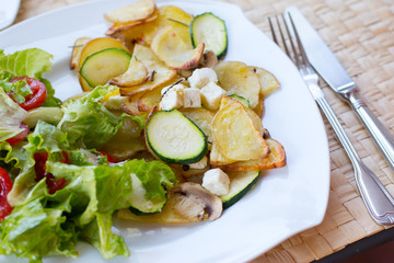 Kartoffelauflauf mit Gemüse und Salat, mediterran