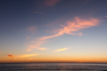 Obraz premium Cielo y océano atlántico al atardecer desde la Playa de las Furnas. Porto do Son, La Coruña, Galicia.