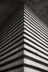 Obraz premium The effective angle of a concrete building in the form of three-dimensional stripes.
