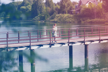 Obraz premium A romantic date, the couple on the bridge and a bouquet of flowers