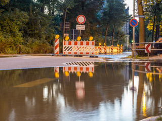 Straße ist wegen Hochwasser abgesperrt