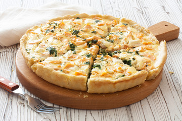 Pie ( quice) with salmon, spinach and soft cheese