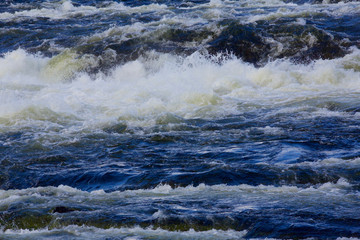 les vagues de l'ocean bleu