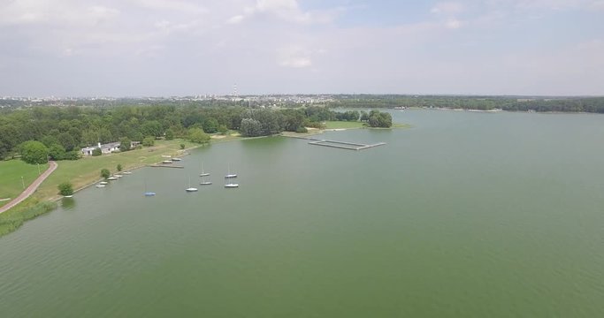Zalew Zemborzycki z lotu ptaka. Lublin - zalew z powietrza. Przelot nad jeziorem. Krajobraz z niebem i wodą. Film z drona 4K D-log.