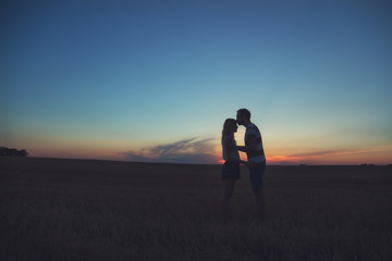 Obraz premium Young couple enjoying outdoors in the field.