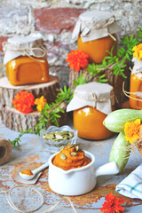 Barattoli con caviale di zucchine, carote, cipolla e pomodori