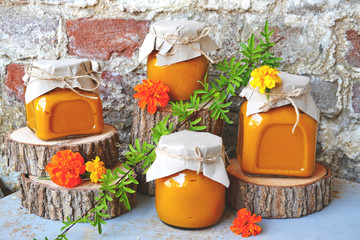 Barattoli con caviale di zucchine, carote, cipolla e pomodori