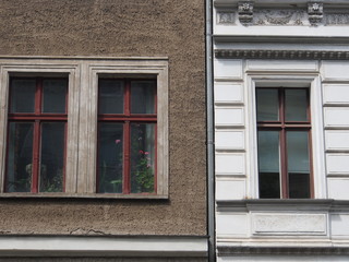 Fototapeta na wymiar Berlin: Schmucklose Fassade neben anspruchsvoll sanierter Altbaufassade