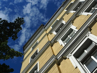 Gr&uuml;nes Berlin: Altbaufassaden im Prenzlauer Berg