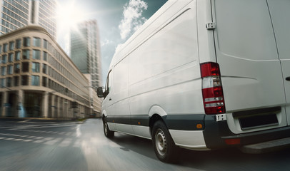 Lieferwagen transportiert in der Stadt © m.mphoto