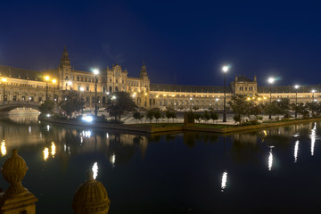 plaza de España de la ciudad de Sevilla con iluminación nocturna