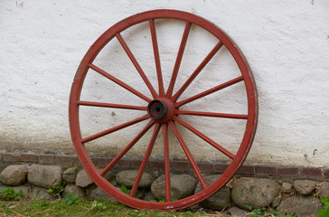 roue de chariot en bois antique rouge