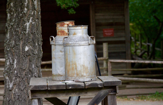 deux r&eacute;cipients anciens de lait 
