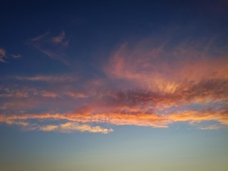 Obraz premium Ogniste chmury na niebie