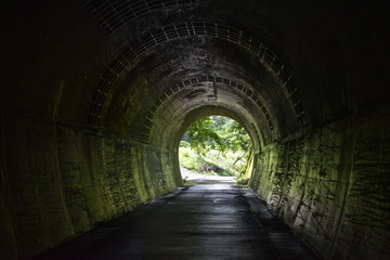 トンネルの向こうは‥